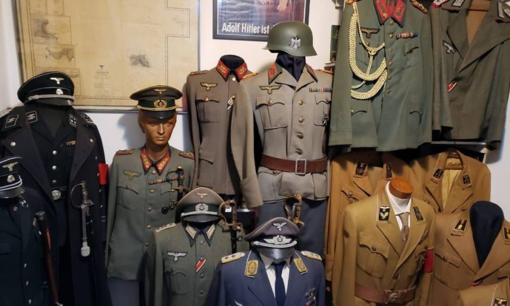coleção de roupas neonazistas encontradas na casa do suspeito