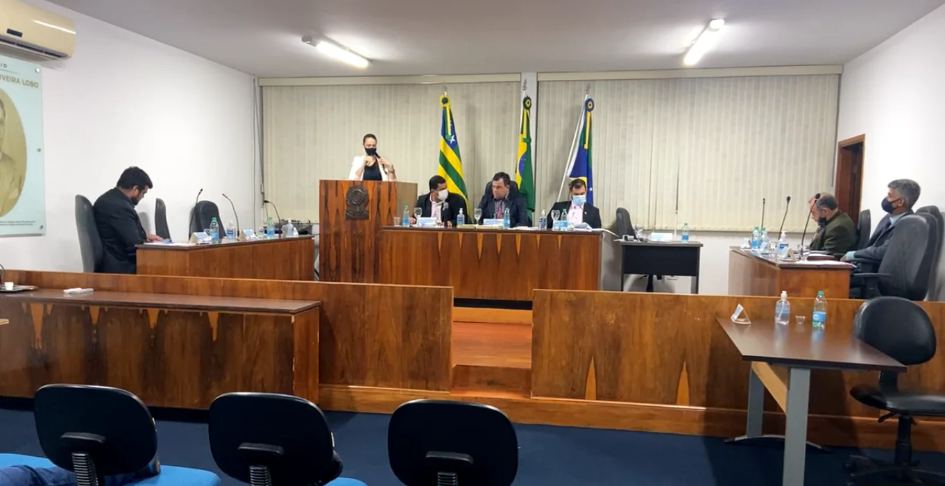 Plenário de Itauçu. Kênia é a única mulher a ocupar uma cadeira no Legislativo da cidade. Um dos vereadores a chama de 