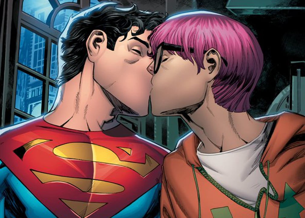 Desenho do Superman ao se assumir bissexual. Na imagem, ele está beijando outro personagem.