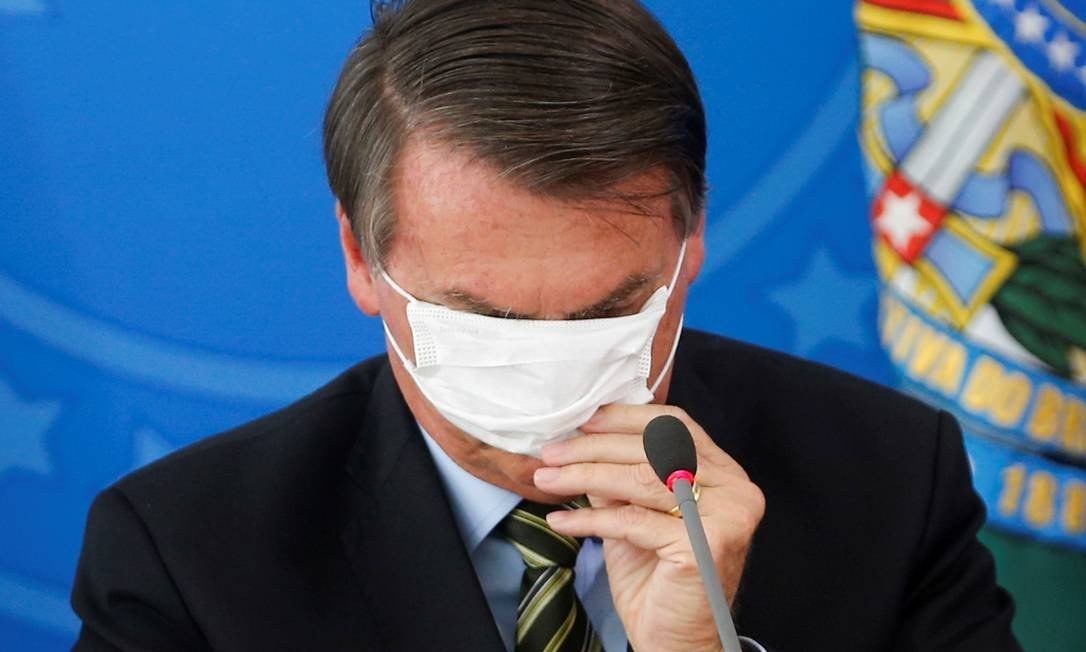 Bolsonaro com a máscara no nariz