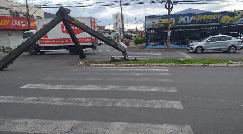 Carro colide com semáforo em Anápolis