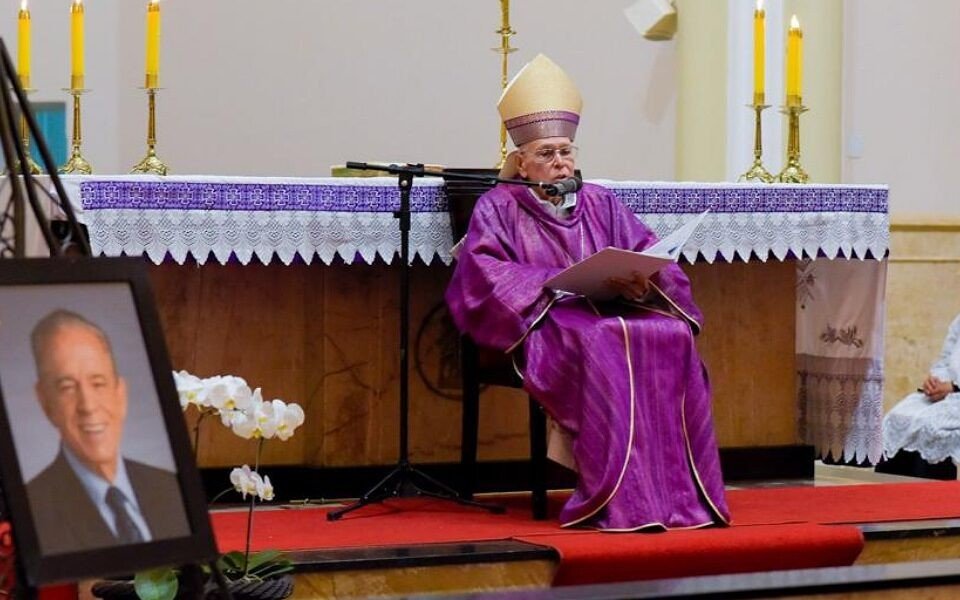 A missa de 7° dia foi celebrada pelo arcebispo de Goiânia, Dom Washington Cruz e contou com a presença de familiares, amigos e políticos.