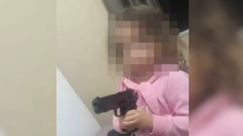Foi preso em Arcreúna homem suspeitos de mandar foto da filha com uma arma de fogo