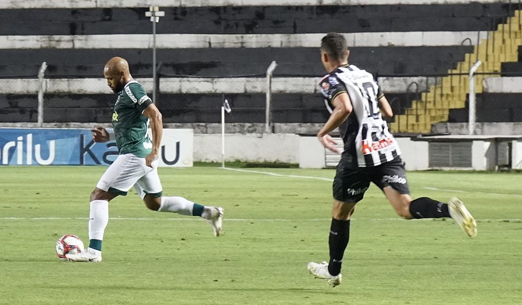 Fellipe Bastos na partida entre Goiás e Operário