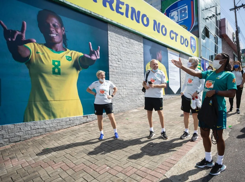 Formiga e comissão antes de jogo da Seleção Feminina