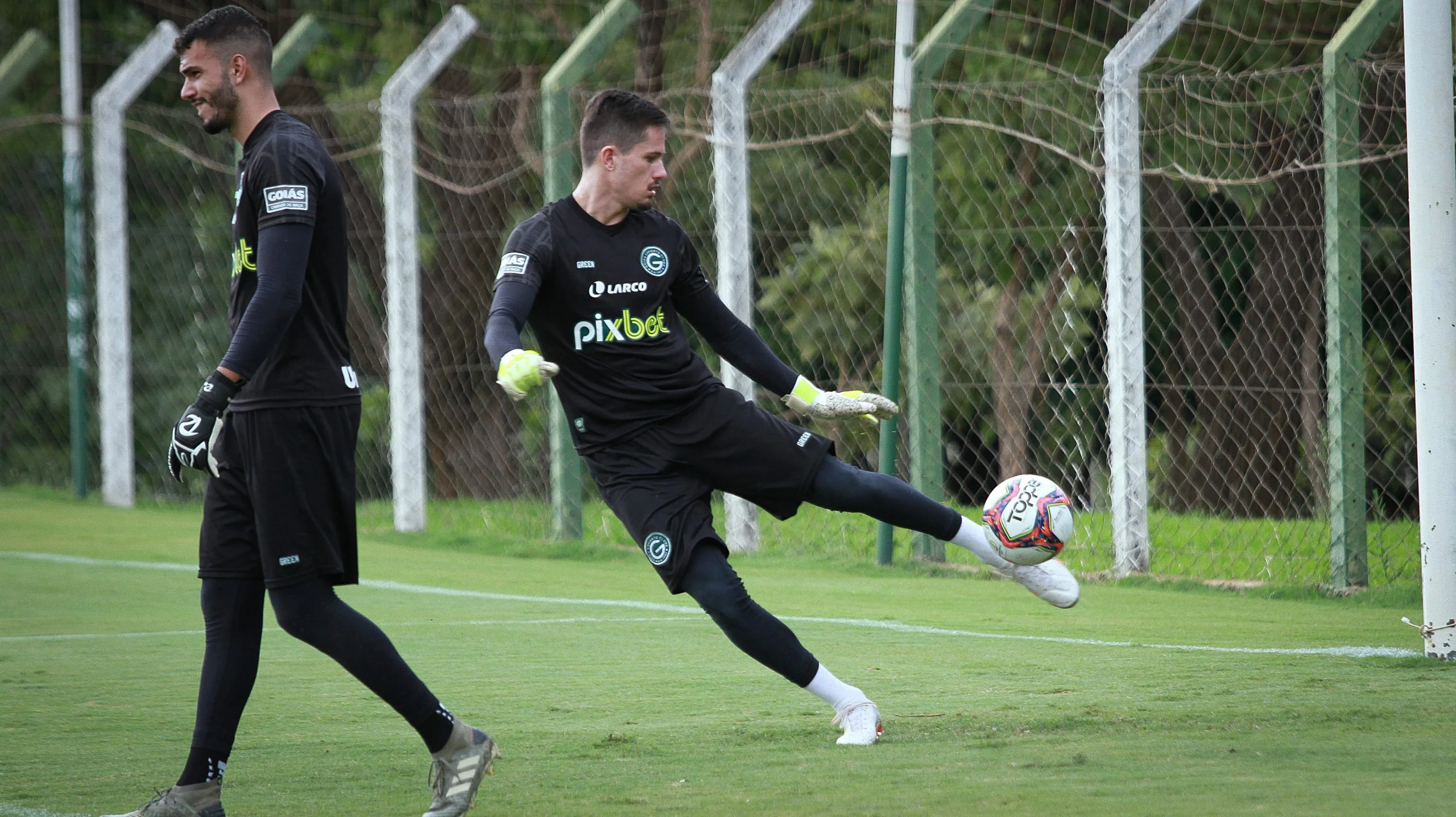 Goleiro Tadeu, do Goiás, antes de jogo contra o Operário