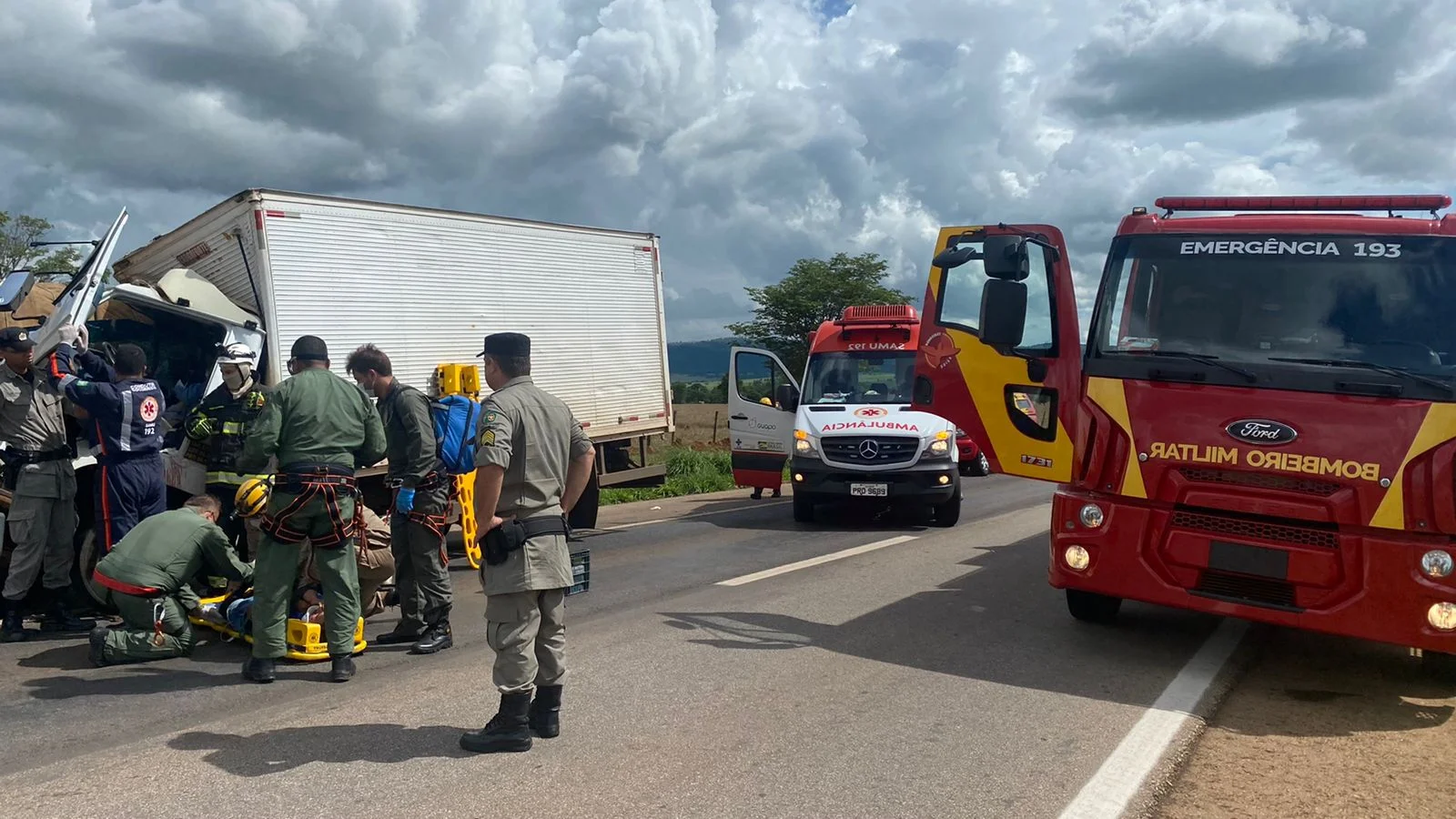 Um dos caminhões perdeu o controle e bateu na traseira do outro que estava às margens da rodovia.