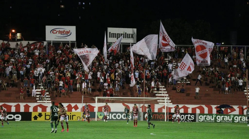 Torcida do Vila Nova no jogo contra o Guarani