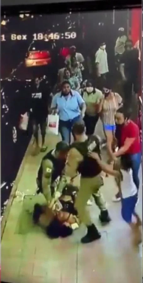 Policiais usando mesmo golpe utilizado por policiais americanos durante abordagem de George Floyd