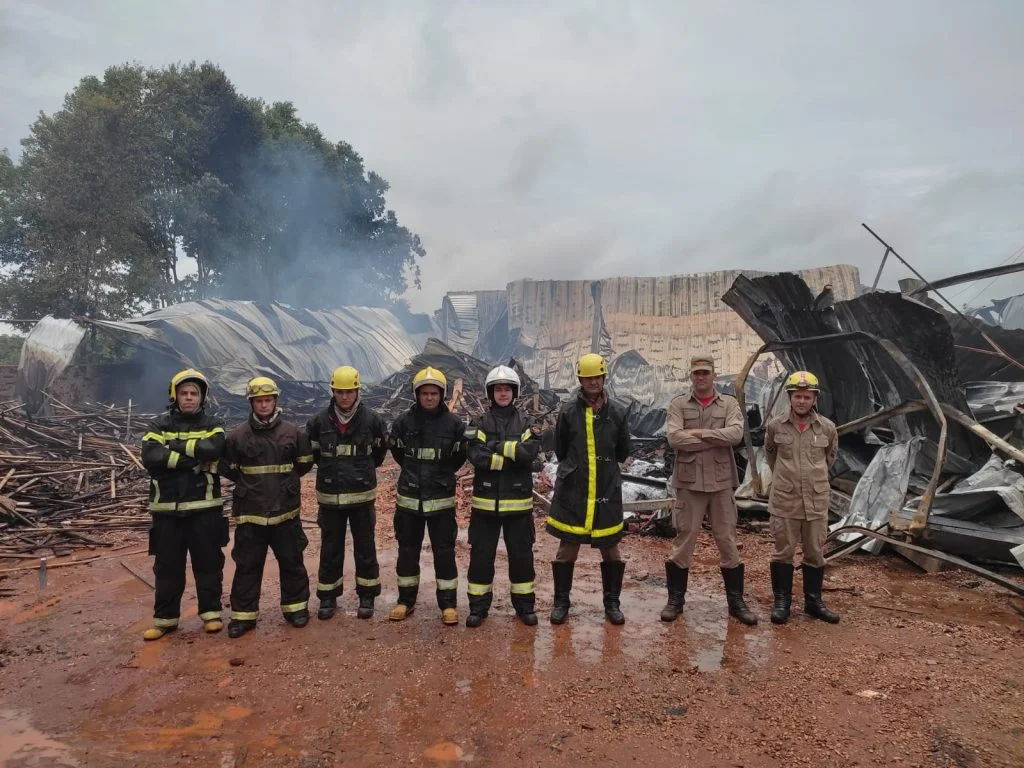 Bombeiros em incêndio em Nova Glória