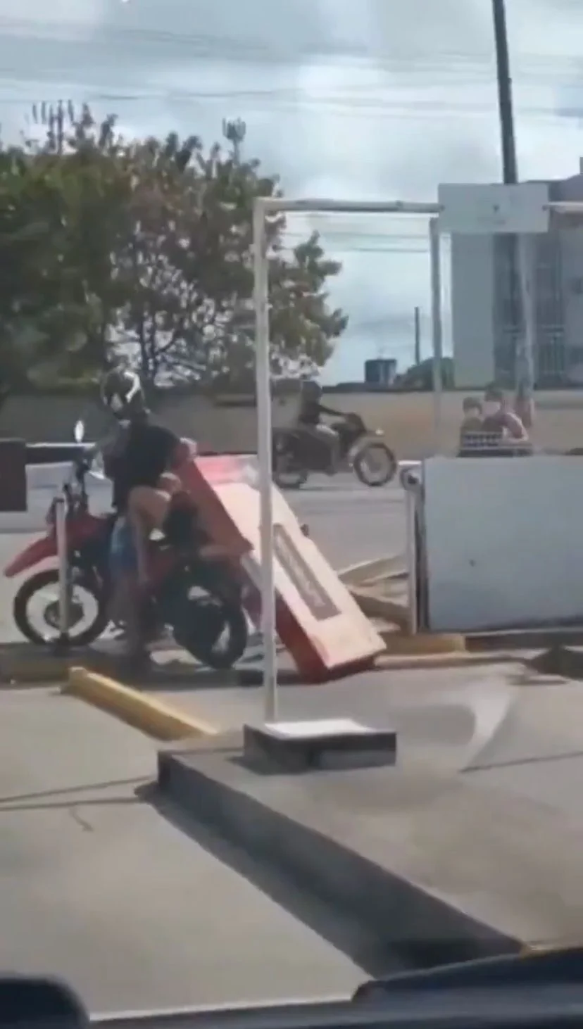 Casal saindo de shoppig da Zona Sul de João Pessoa