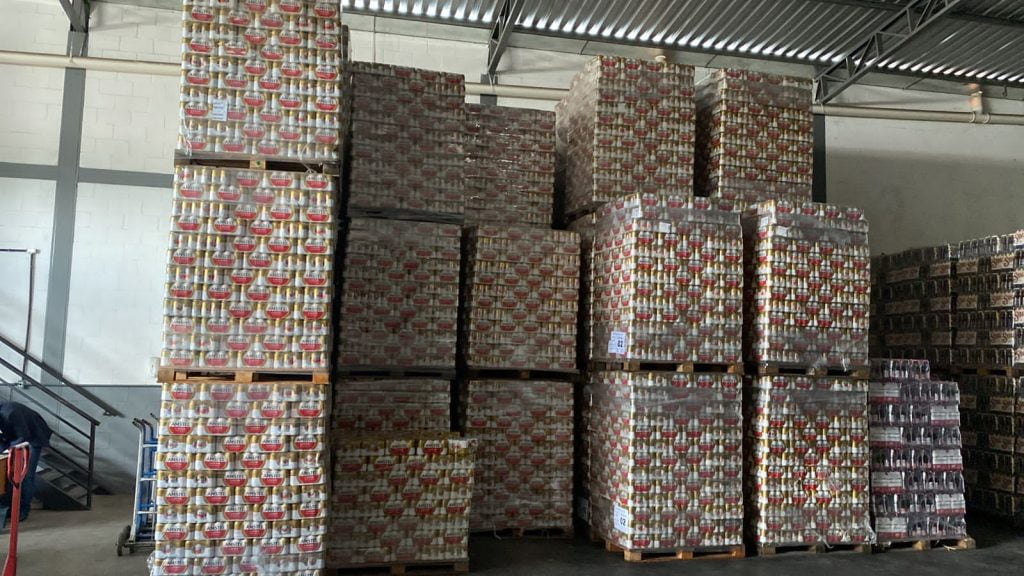 As cargas de bebidas de origem ilícita eram revendidas em cinco grandes distribuidoras de bebidas em Goiânia.