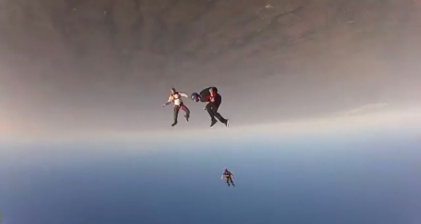 Paraquedista se choca com outro durante salto