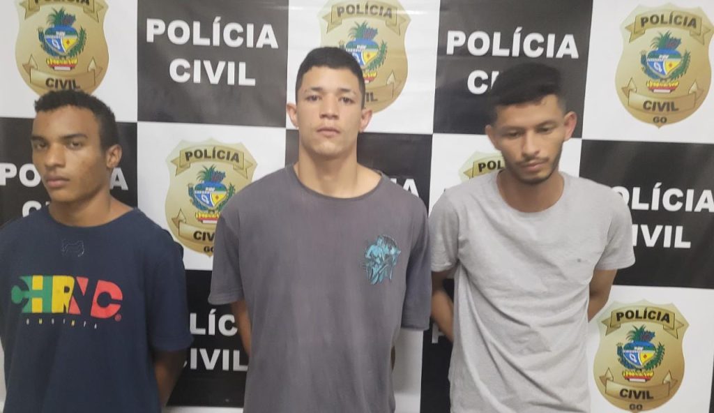 Os três suspeitos foram presos por realizar assalto a residência em Abadia de Goiás