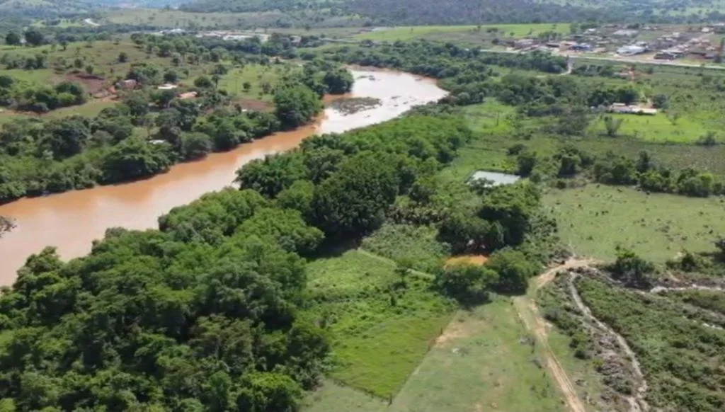 O dreno é uma pratica ilegal de escavar uma área ambiental para produção.