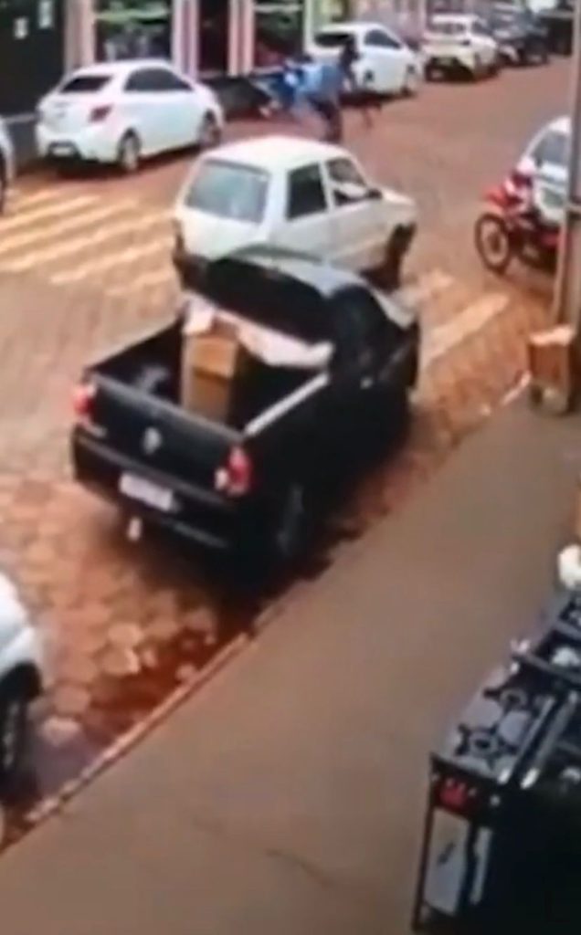 Em caçu homem passa por cima de carro que estava estacionado em faixa de pedestre