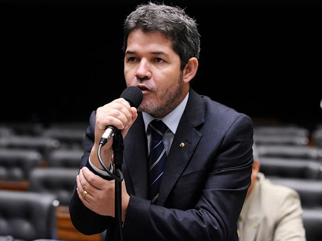 Imagem mostra delegado Waldir, candidato ao Senado por Goiás, pelo União Brasil