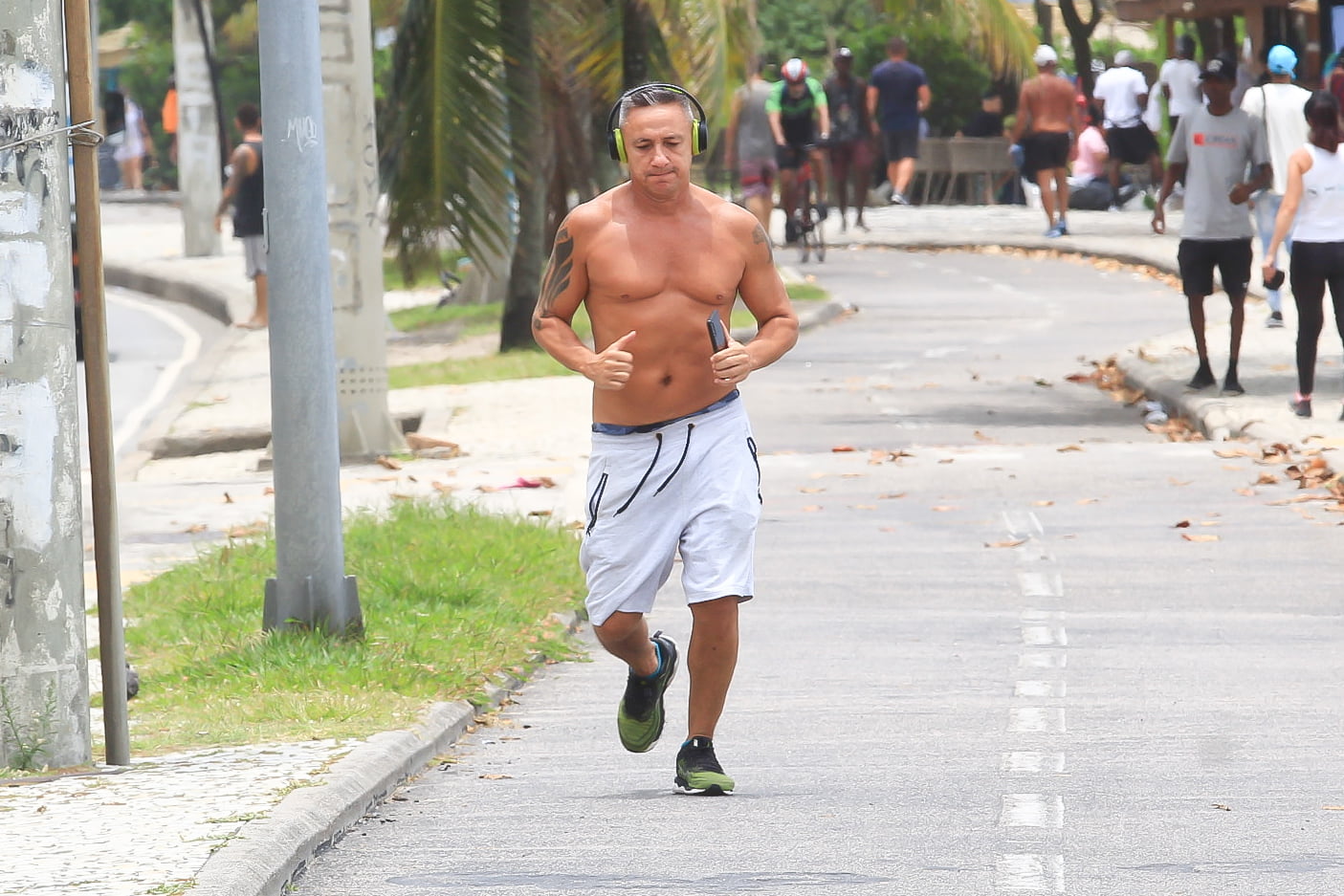 Paulo Nunes é visto correndo pela orla da Barra da Tijuca