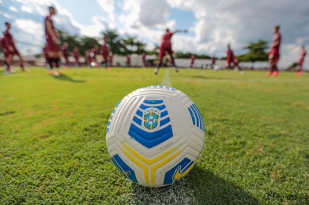 Bola do Brasileirão durante treino do Atlético-GO