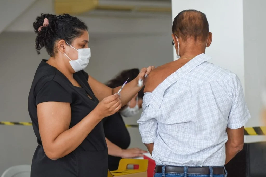 Aplicação de terceira dose é antecipada, em Goiânia