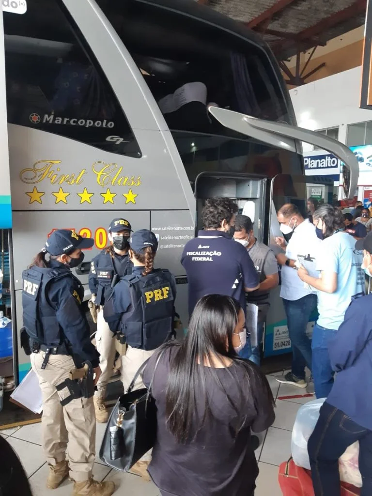 A PRF e a ANTT realizam uma fiscalização nos ônibus da rodoviária de Goiânia, com o objetivo de evitar acidentes nesta vésperas de Natal e festas de fim de ano.