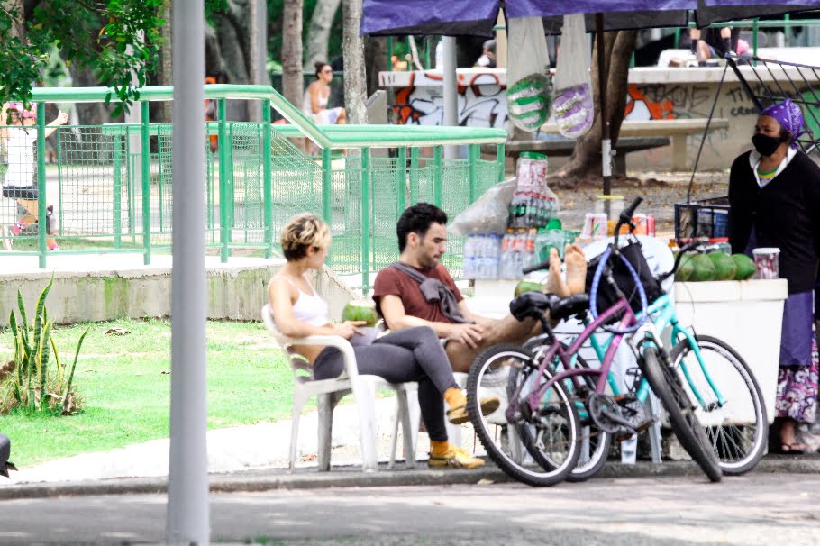 Caio Blat e Luisa Arres são vistos pedalando na Lagoa Rodrigo de Freitas, no Rio de Janeiro