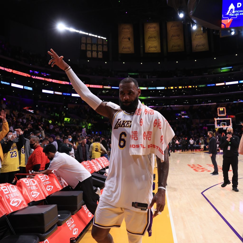 LeBron James, dos Lakers, em vitória na NBA