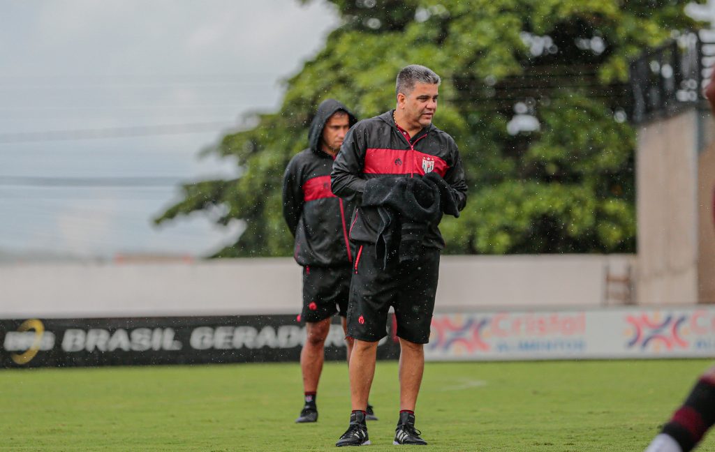 Marcelo Cabo, técnico do Atlético-GO, durante treino