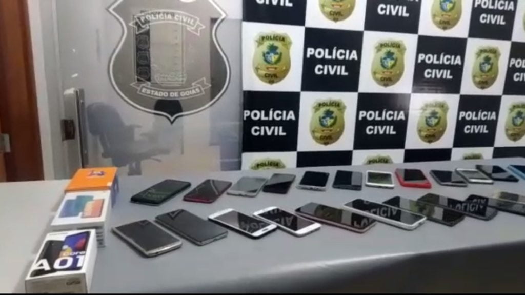 A prisão foi realizada através de uma operação com o objetivo de localizar e prender pessoas que compravam celulares de origem ilícita.