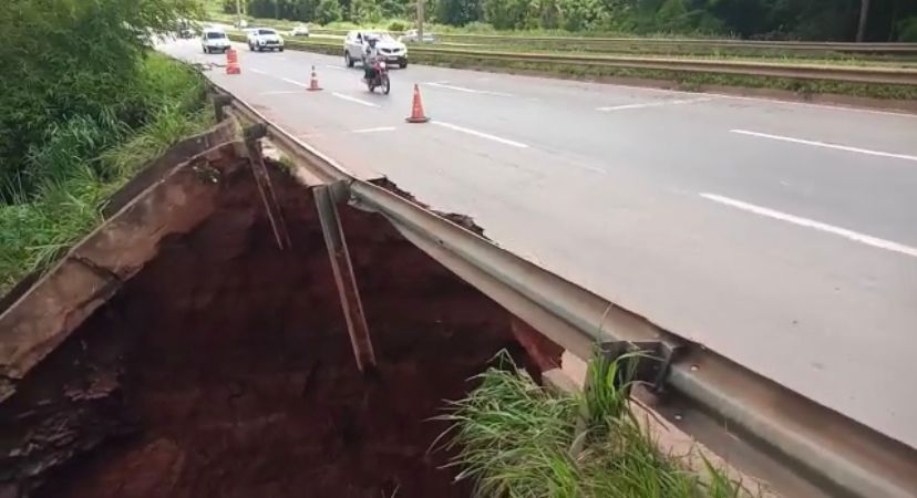 Após fortes chuvas registradas ontem, cratera se abre na BR-153, em Goiânia