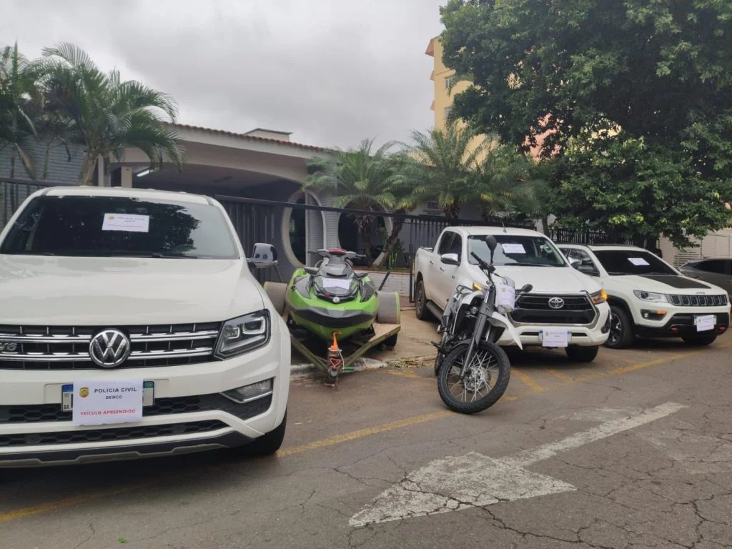 Além da prisão do casal, também foram apreendidos dezenas de aparelhos celulares, computadores, carros, motos e jet ski.