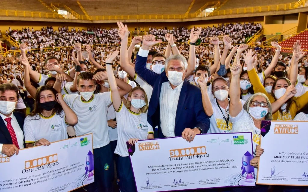 Em Goiânia, Caiado entrega cartões do Bolsa Estudo com R$ 100 mensais para alunos do Ensino Médio