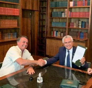 Presidente Jair Bolsonaro e governador Ronaldo Caiado, em Brasília, na assinatura do Regime de Recuperação Fiscal de Goiás. (Foto: Assessoria do governador Ronaldo Caiado)