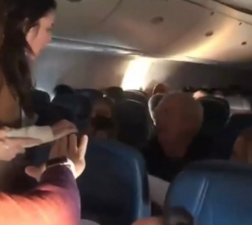 Vídeo: Mulher da murro em idoso que estava sem máscara em voo, na Florida