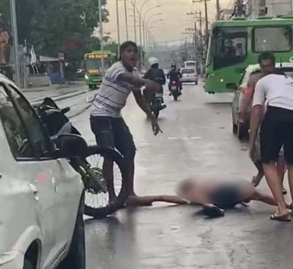 Homem é arrastado após ser atropelado, em Caxias, no Rio de Janeiro