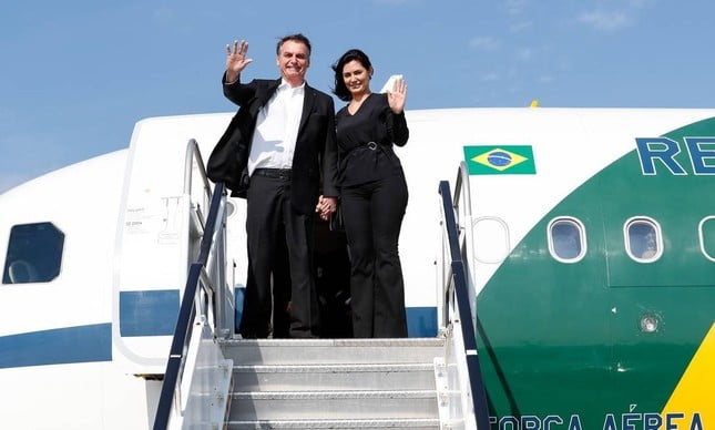 Mulher de Bolsonaro da carona para parentes em jatinho da FAB