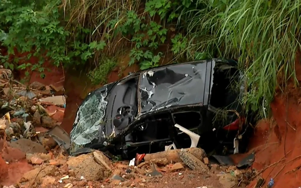 Carro é arrastado