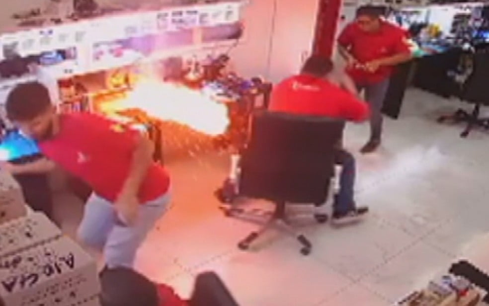 Bateria de celular explode e assusta funcionarios de loja, em Aparecida