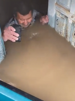 Vídeo: Idoso é resgatado de casa inundada, pelas chuvas que atingem a Bahia