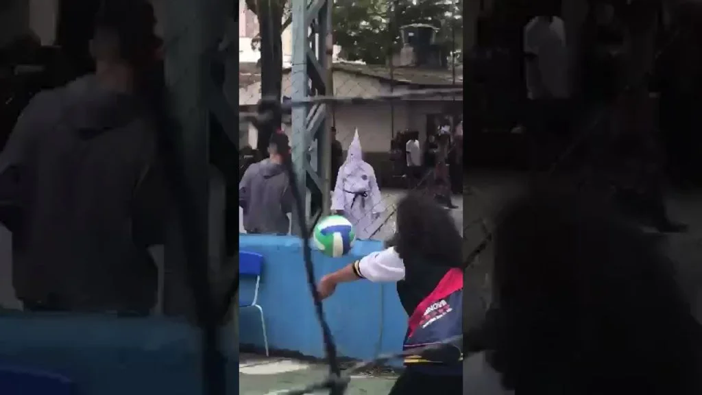 Vídeo: professor anda por escola vestido com roupa que faz referência à movimento de supremacia branca