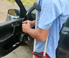 Usando muletas, homem tem carro apreendido