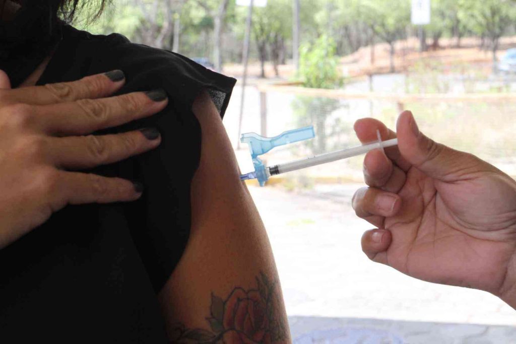 Homem usa braço de silicone para se vacinar contra Covid, na Itália