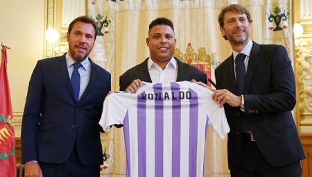 Ronaldo junto com os donos do Clube Valladolid no anúncio da compra