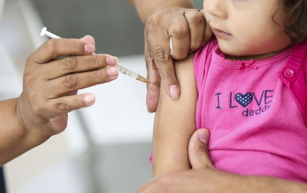 Bolsonaro duvida de vacina para crianças, mas aplicação é recomendada por especialistas