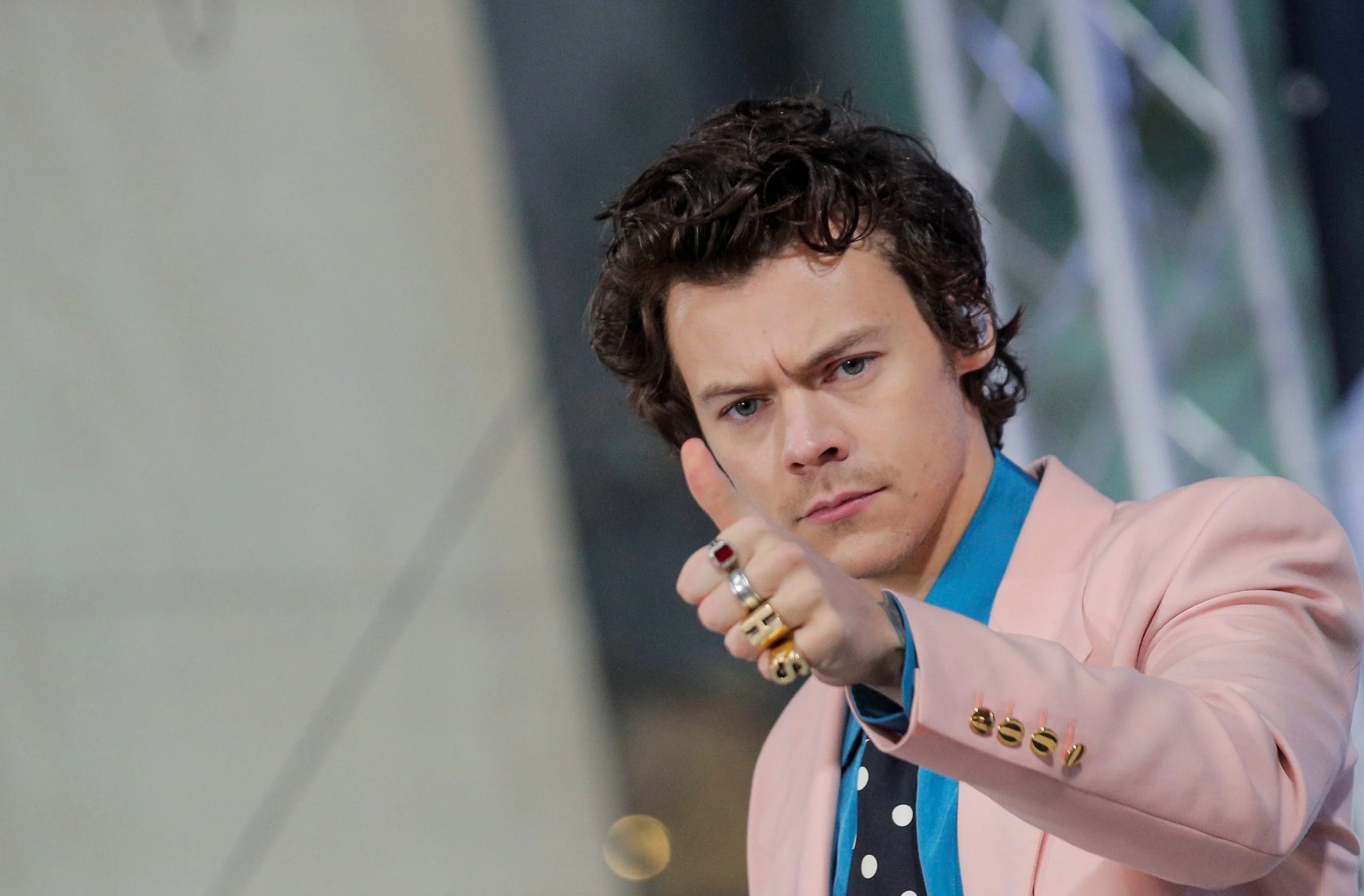 Fãs do cantor Harry Styles acampam em fila, em Curitiba