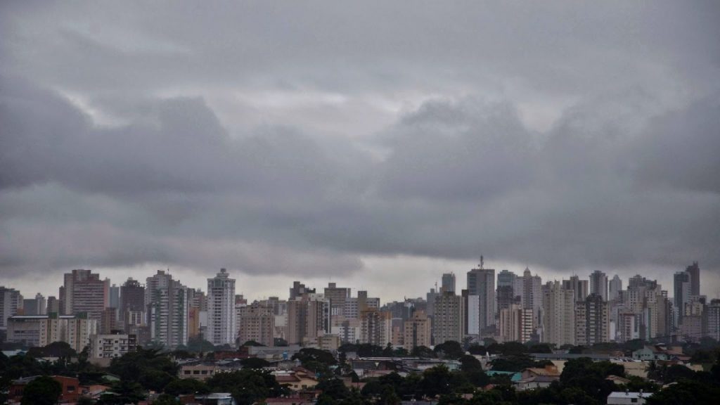 Apesar de amanhecer com nebulosidade, CIMEHGO prevê baixa umidade do ar em Goiânia