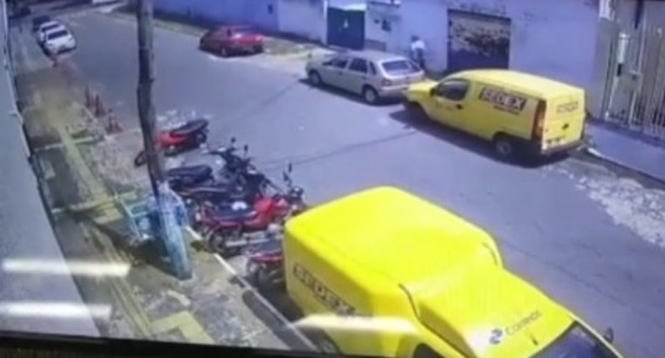 Vídeo: Homem é preso recebendo mais de mil reais em notas falsas pelo correio, em Goiânia