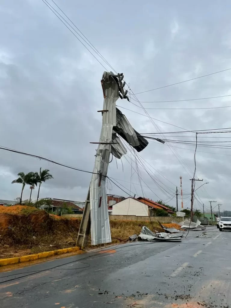 Passagem de tornado com rajadas de ventos de 130km/h é registrada, em Santa Catarina