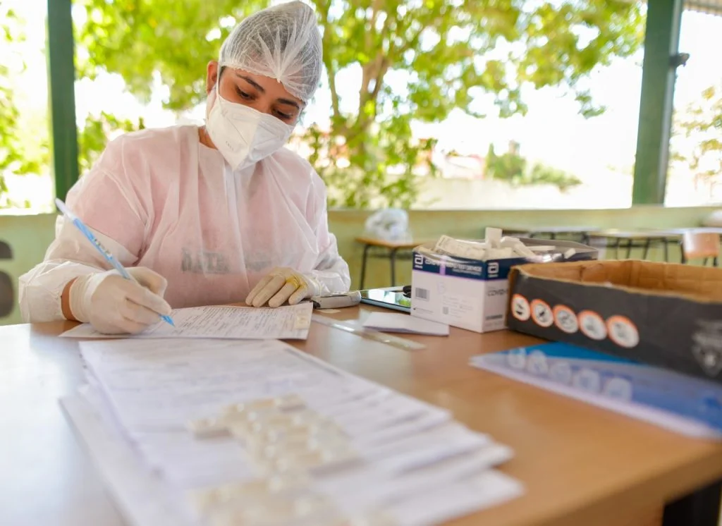 Com a explosão de casos de Covid-19, vários municípios do estado de Goiás como Goiânia, Aparecida de Goiânia, Trindade e Caldas Novas estão criando medidas para ampliar a testagem e vacinação. 