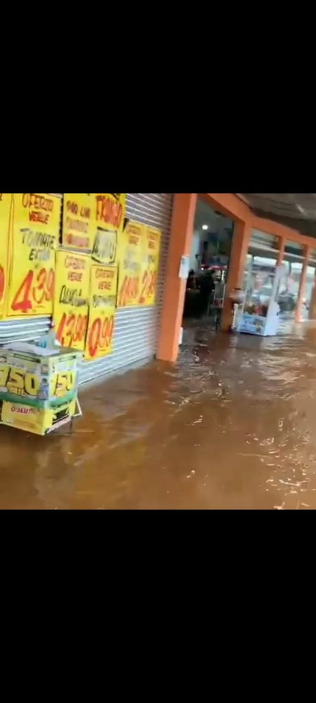 Chuva que caiu sobre a cidade de Formosa na última terça-feira (05), deixou alguns bairros alagados.